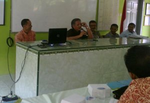 dengan serius santai Bpk Kepala DInas Pendidikan memberi materi dalam pertemuan rutin MGMP PAI SMP di SMPN 7 kediri 24 Nop. 2012